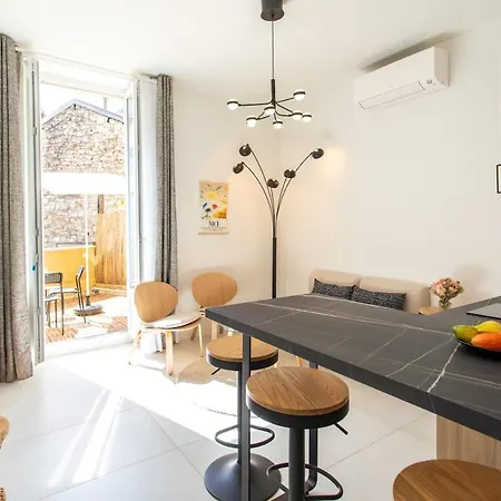 #35 Carlone 5min From The Ac & Terrace Апартаменты